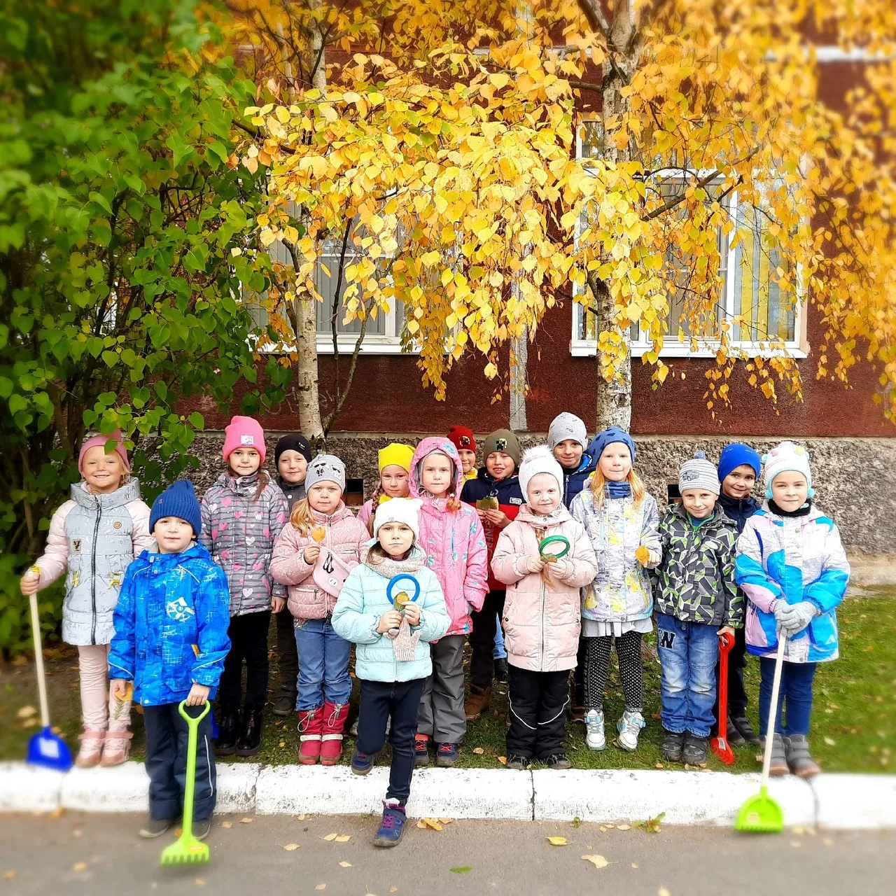 "Мы по садику гуляли..."